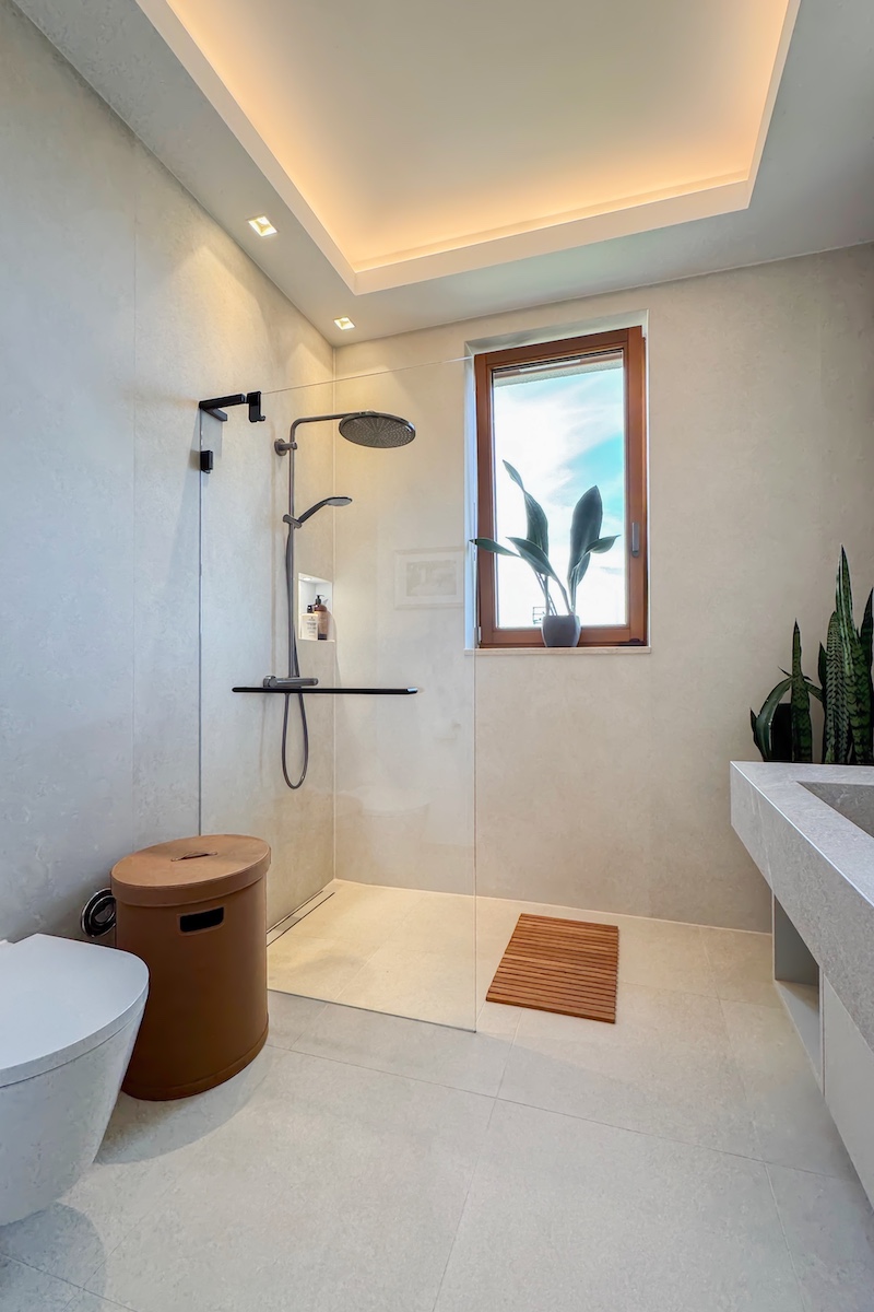 Innenarchitektur Gäste WC, begehbare Dusche, Lichtdesign
